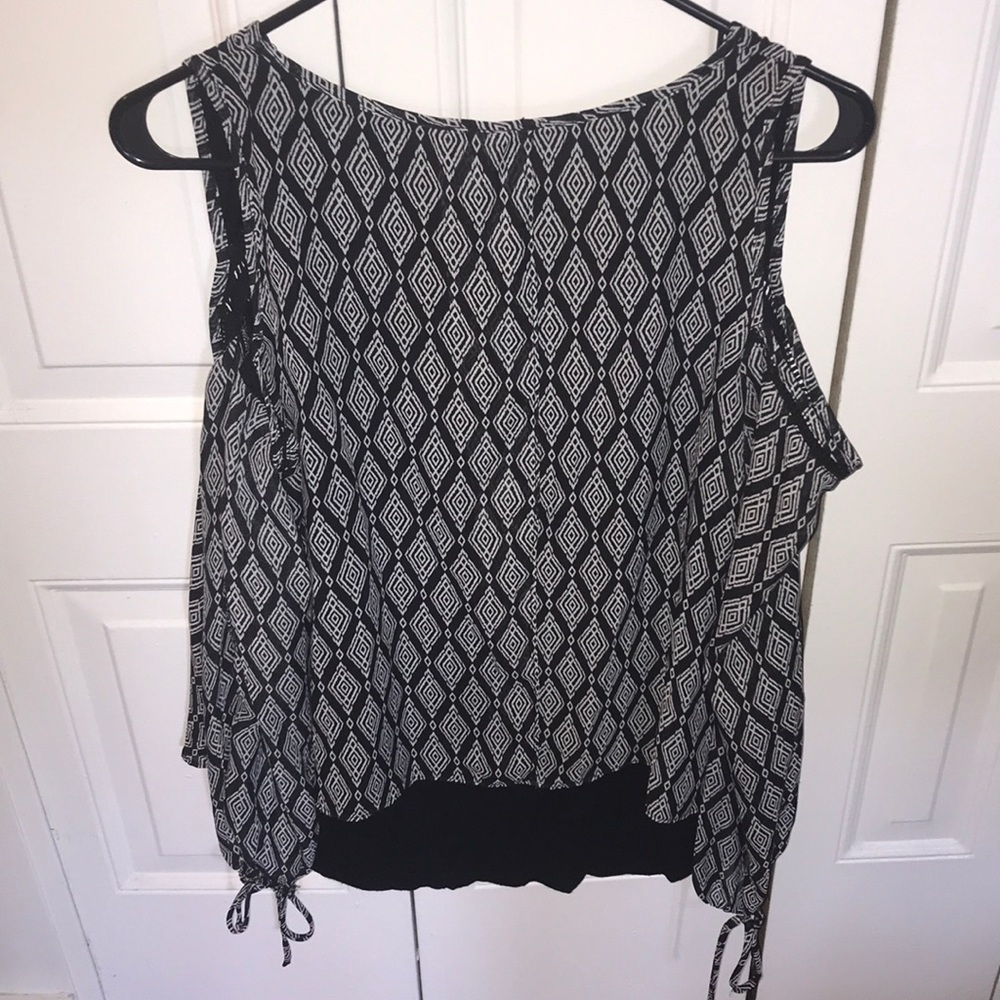 black & white cold shoulder blouse🖤🎃 - Picture 3 of 8